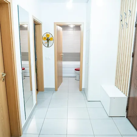 Mirror Loft - Coresi District Апартаменти *